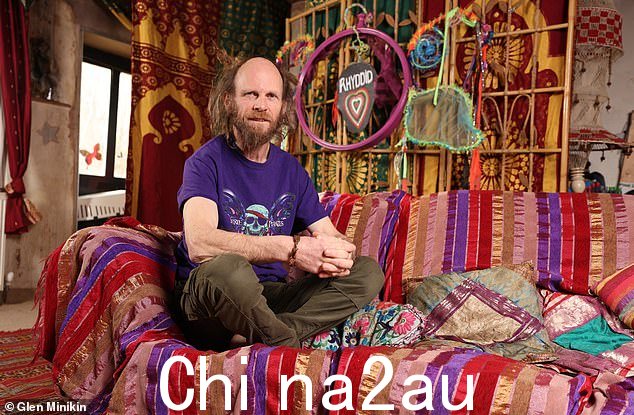 他的房子唯一令人惊叹的是他设法塞进了数量惊人的嬉皮用具