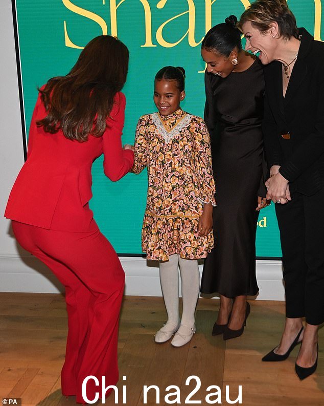 活动嘉宾中有电视节目主持人 Rochelle Humes 的女儿 Alaia Mai Humes(中),她似乎很高兴见到皇室成员