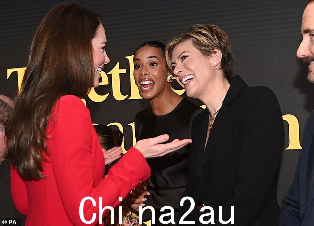 凯特·米德尔顿(左图)与罗谢尔·休姆斯(中)和凯特·西尔弗顿(右)在今晚 BAFTA 塑造美国活动的活动前启动活动上交谈