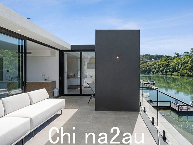 度假风格设计,带宽敞露台的住宅营造出度假氛围,非常适合娱乐(如图)