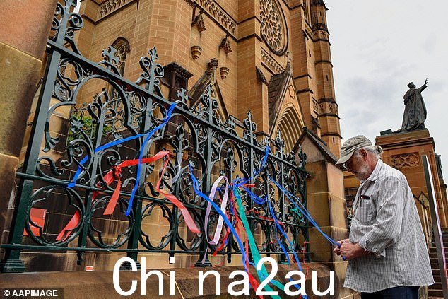 儿童性虐待幸存者已经开始在圣玛丽大门上系上彩色丝带(上图),希望迫使教会承认佩尔有争议的遗产