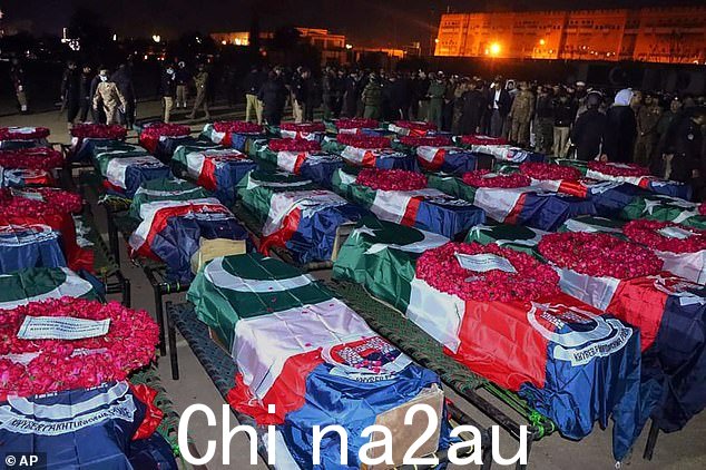安全官员聚集在一起,为 2023 年 1 月 30 日在巴基斯坦白沙瓦自杀式炸弹袭击中丧生的警察举行葬礼祈祷