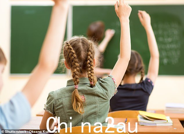 学校正准备举办多达 60 名学生的大型课程,以在昨天避免罢工行动的谈判失败后保持大门敞开