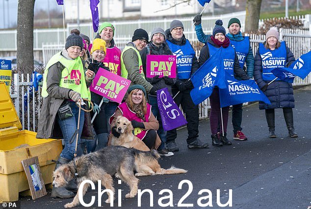 1 月 11 日,EIS 和 NASUWT 工会的成员加入了爱丁堡 Craigmount 高中的纠察线