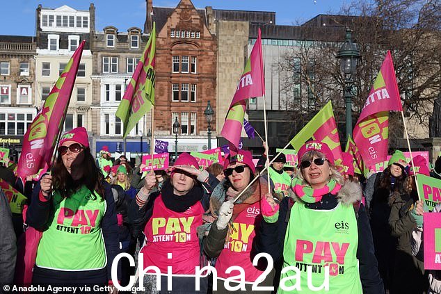 1 月 27 日,在苏格兰爱丁堡,教师继续罢工,要求提高工资和改善工作条件,他们聚集在一起示威