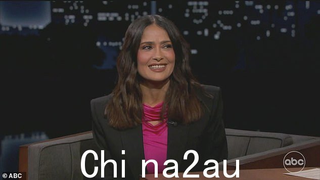 第一次:Salma Hayek Pinault 分享说,在周一的 ABC 吉米金梅尔现场直播节目中与 Channing Tatum 合作之前,Salma Hayek Pinault 分享说她从来没有听过男性脱衣舞娘的膝上舞