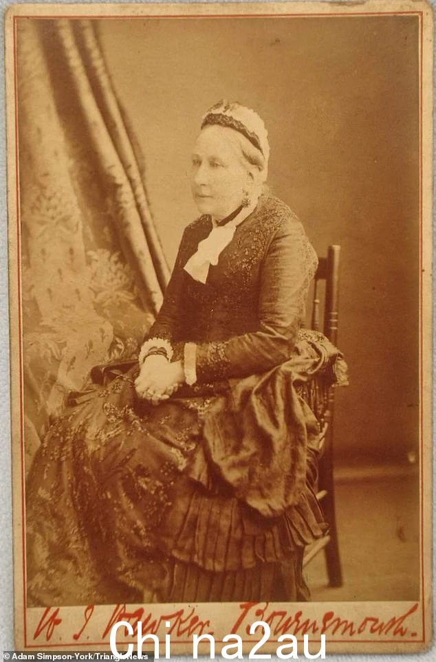 Simpson-York 在 eBay 上以大约 10 英镑的价格购买了 Edrica Faulkner 的棕褐色快照,在与 Camilla 建立联系后,他将照片发送给了她