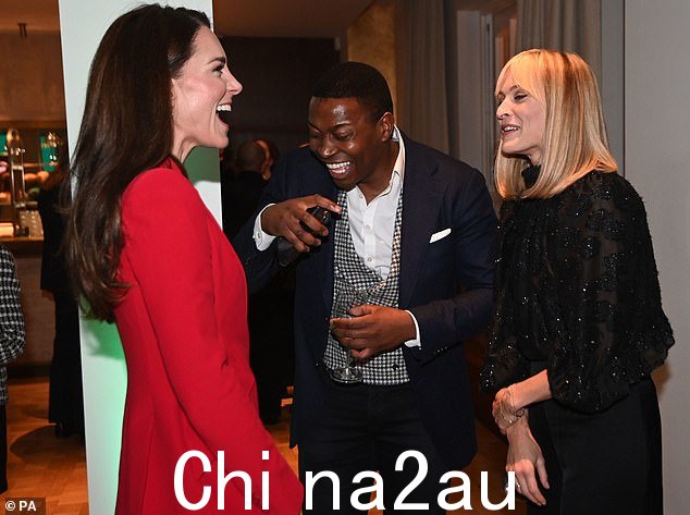 威尔士王妃身着红色裤装大放异彩她发起了下一阶段的宣传活动,聚焦关键的童年“早年”。有人发现她和 Fearne 一起大笑