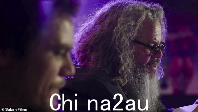 Lenny:回到纽约的一家酒吧,Shriver 告诉他的朋友 Lenny(小马克布恩),'他们认为我是另一个人。我不是作家,”尽管莱尼反驳说,“现在每个人都是作家。你最后一次去星巴克是什么时候?'