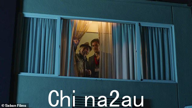 泳池:Shriver 宣布他需要喝一杯,并开始与 Wasserman 一起拍摄,因为他们正在检查一个充满比基尼泳装的女性的泳池