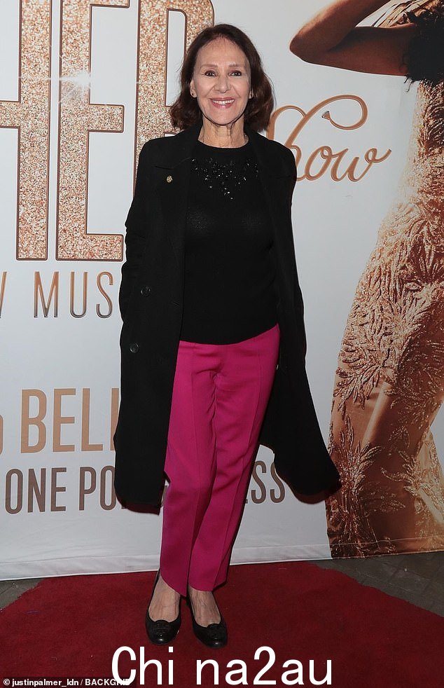 全明星:杰西卡与前《舞动奇迹》评委 Dame Arlene Phillips 一起观看了表演,79 岁,她穿着黑色套头衫和外套搭配粉色裤子