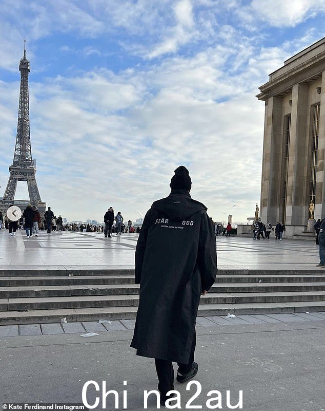 时尚:前足球运动员里奥穿着时尚的黑色 Fear Of God 风衣走向埃菲尔铁塔
