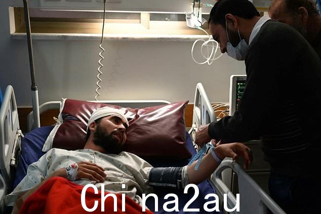 一名受伤的警察在 2023 年 1 月 31 日白沙瓦龙清真寺爆炸后的第二天在政府医院接受治疗