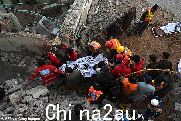 2023 年 1 月 30 日白沙瓦警察总部发生爆炸后,救援人员从受损清真寺的废墟中搬运爆炸遇难者的遗体