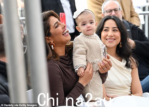 盛大登场:Nick 和 Priyanka 的女儿 Malti 在仪式上是个冷静的孩子