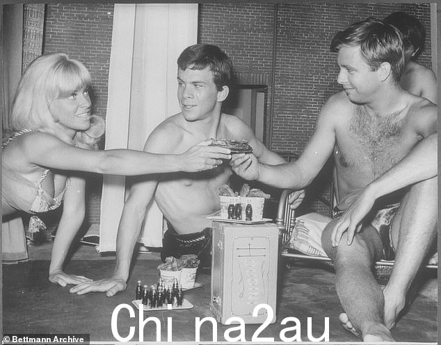 过去的美好时光:Joy Harmon、Kevin 和 Beau Bridges(从左到右)扮演长得很大的青少年 Merrie、Harry、和弗雷德,在巨人村的电影中。在这里,他们在剧院里用小汽水瓶和炸鸡桶做一顿饭
