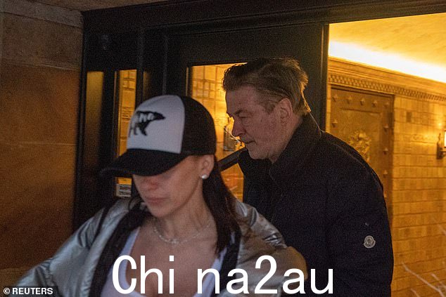 这对夫妇设法 k自圣达菲地方检察官办公室宣布指控以来,他们一直保持低调,只是几次冒险走出他们在曼哈顿的公寓。周二,他们被拍到在 Hilaria 的帖子发布前几个小时就离开了豪华大楼