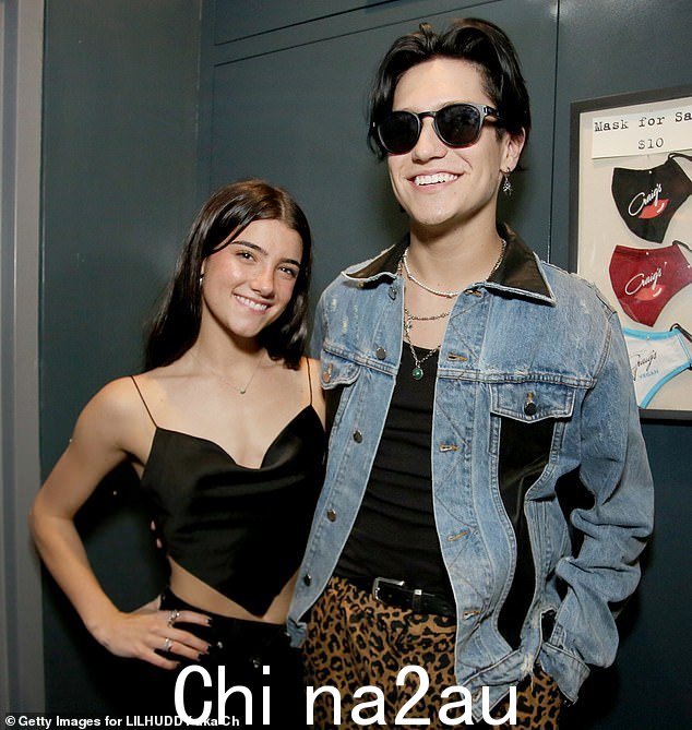 继续:分手和接下来的新恋情似乎开始了与 Charli 的前任、20 岁的蔡斯哈德森 (Chase Hudson) 和她现任男友的不和——他们一起出演了机枪凯利 (Machine Gun Kelly) 的 Downfalls High 电影2021