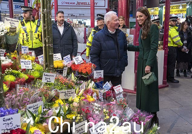 凯特(右图),41 岁,今天访问利兹,标志着她标志性项目“塑造我们”的开始;她参观了 Kirkgate 市场,会见摊主和公众,听取他们对她的竞选活动的看法