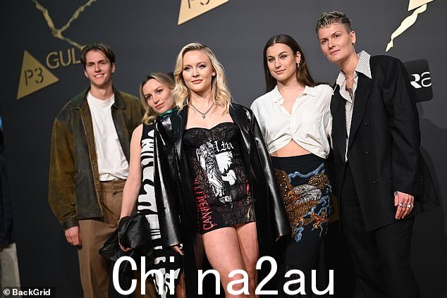 Controversial: 歌手上周穿着这件衣服摆姿势