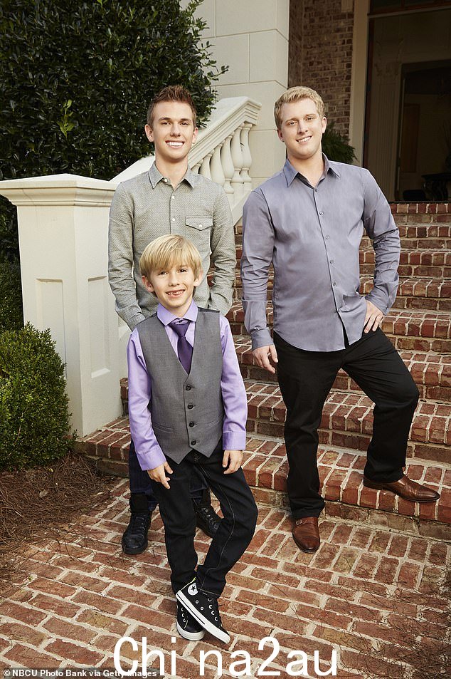 兄弟:Grayson、Chase 和 Kyle Chrisley 在砖楼梯前合影