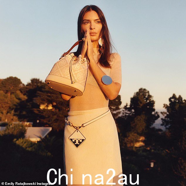 新演出:Emily Ratajkowski 又为一位主要设计师设计了另一场光鲜亮丽的广告活动。周二,My Body 作者发布了她身穿浅米色春装的绝妙照片,照片来自保守党 B urch