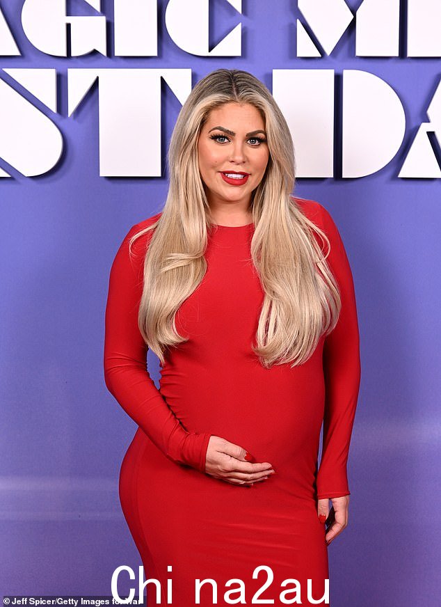 发光:比安卡·加斯科因 (Bianca Gascoigne) 也出席了会议,她穿着一件红色紧身连衣裙,抱着她隆起的婴儿肚子