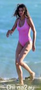 吉赛尔邦辰 (Gisele Bundchen) 身着粉红色泳装展示她的超模身材