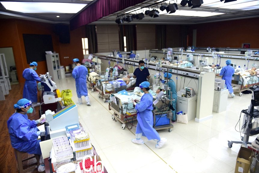 医务人员在重症监护室照顾病人，该病房由一间大会议室改建而成。
