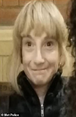 Sharon Pickles 于 8 月 19 日晚上 9 点 30 分被发现死于 Ashbridge Street 的一处房产,此前人们对里面的人的福利表示担忧