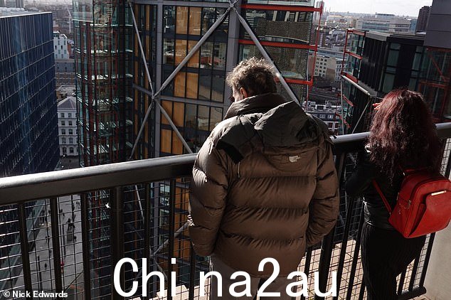 图为:观景廊位于泰特现代美术馆,游客可以从那里看到 Neo Bankside 公寓楼