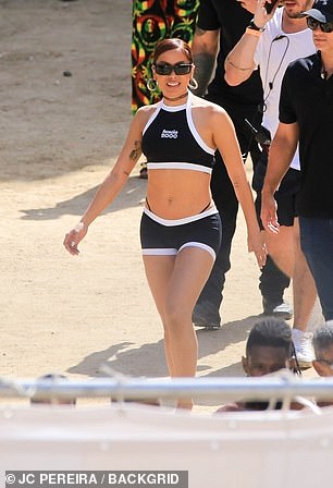 匹配:她也穿matching spandex shorts