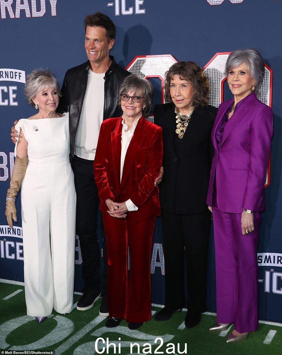 喜气洋洋:Moreno、Brady、Field、Tomlin 和 Fonda 对着镜头微笑
