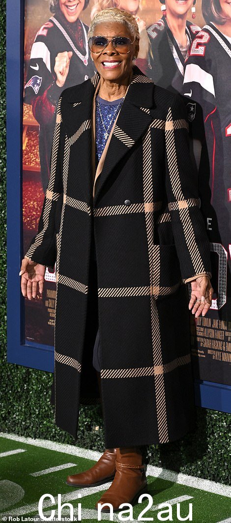年轻:Dionne Warwick 穿着黑色和米色格子外套和棕色飞行员墨镜,看起来很年轻