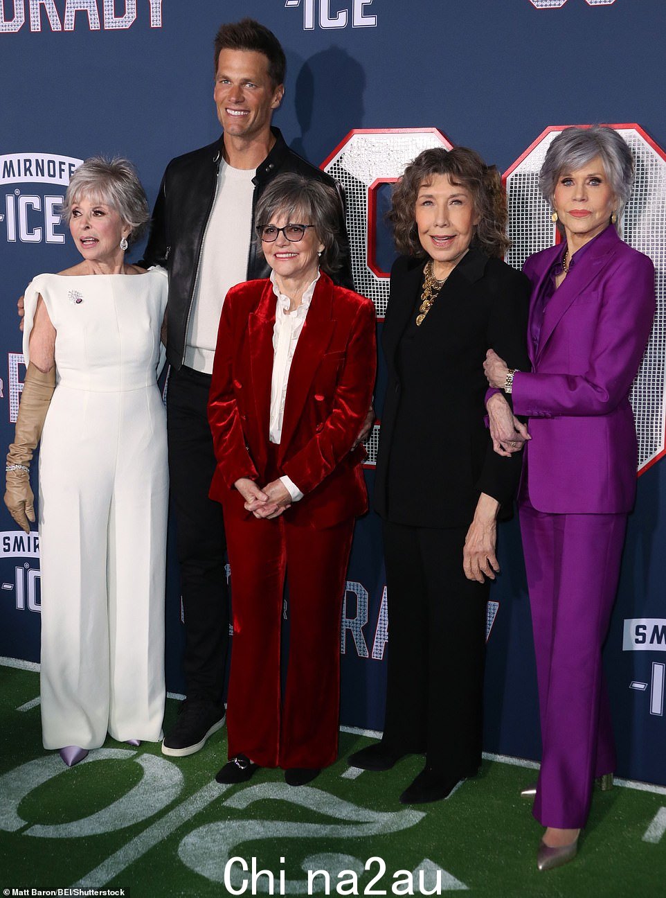 Tom and cast: Tom Brady 与 Rita Moreno、Sally Field、Lily Tomlin 和 Jane Fonda 在 80 for Brady 首映式上合影