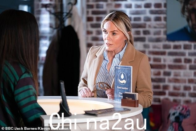 Entrance:Patsy Kensit 周二首次在 EastEnders 肥皂剧中露面作为 Lola Pearce 的妈妈的夜晚