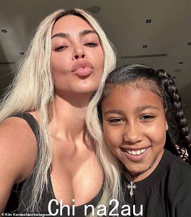 North West(与 Kim 合影)已经成为巨星,这要归功于她在 Keeping Up With The Kardashians 中的亮相以及她在爸爸 West 的 Yeezy 时装秀上的表演
