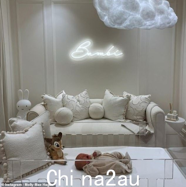 太棒了! Molly-Mae Hague 透露她给她的小女儿取名小鹿斑比,因为她张贴了一张她的新生儿依偎在婴儿床上的甜蜜照片