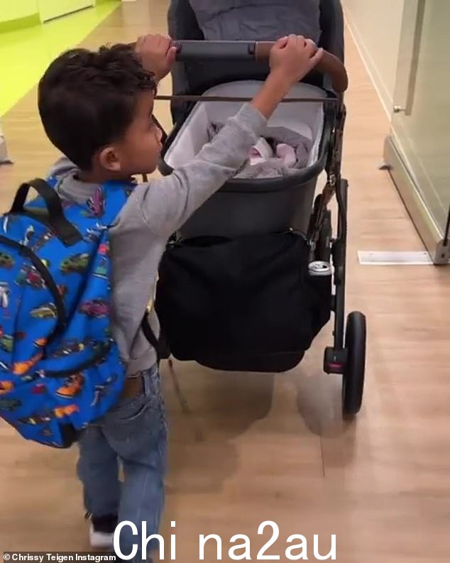 大哥:她还晒出了儿子推妹妹的视频
