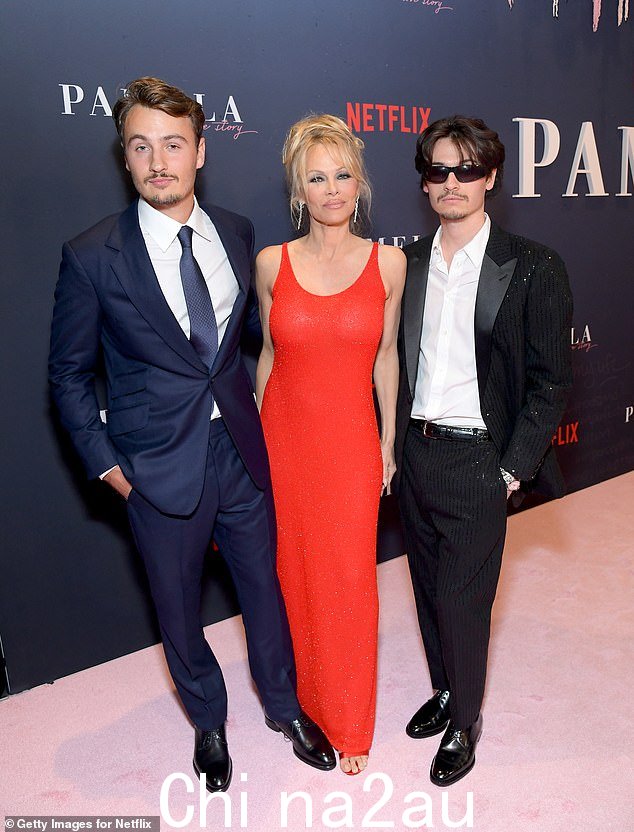 最新消息:帕梅拉·安德森 (Pamela Anderson) 的成年儿子布兰登·托马斯·李 (Brandon Thomas Lee),26 岁,迪伦·贾格尔·李 (Dylan Jagger Lee),26 岁,在帮助她推广两个新项目时,就涉及母亲职业生涯的许多话题发表了讲话:她的书 Love, Pamela 和一部名为 Pamela: A Love Story 的 Netflix 纪录片。图为星期一在洛杉矶