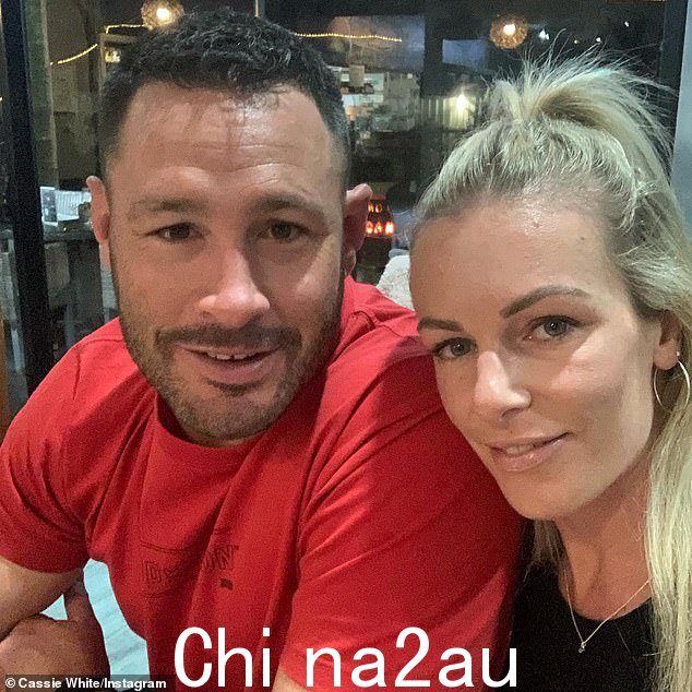 前 NRL 执法者 Brett White 在拯救一名在黄金海岸遭到恶毒袭击的妇女后受到称赞(图中为 White,与妻子 Cassie)