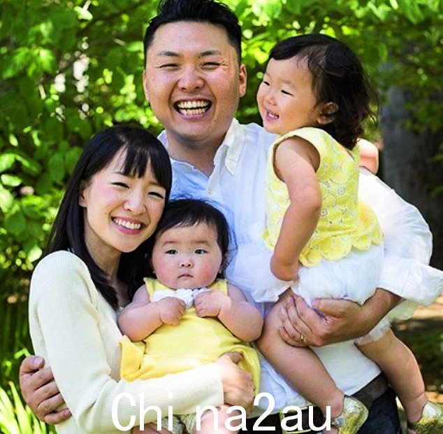 近藤麻理惠,清洁女王(与家人合影)透露,她的理想生活因第三个孩子的到来而一团糟