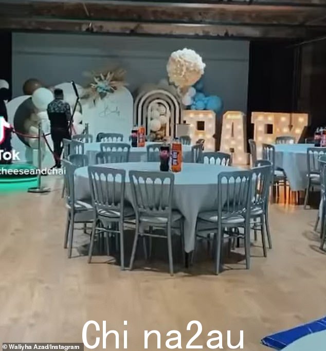 男孩?她分享了一段用气球、蓝色喷雾花、泰迪熊和蜡烛装饰的大厅的视频——蓝色主题暗示他们正在期待一个男婴