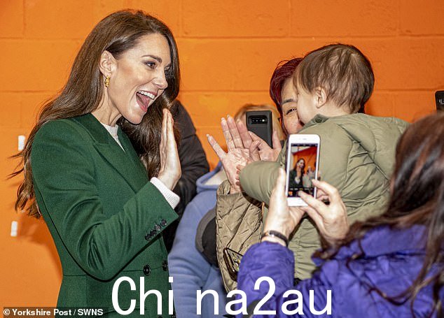 玩得开心!威尔士王妃在与公众交谈时满脸笑容