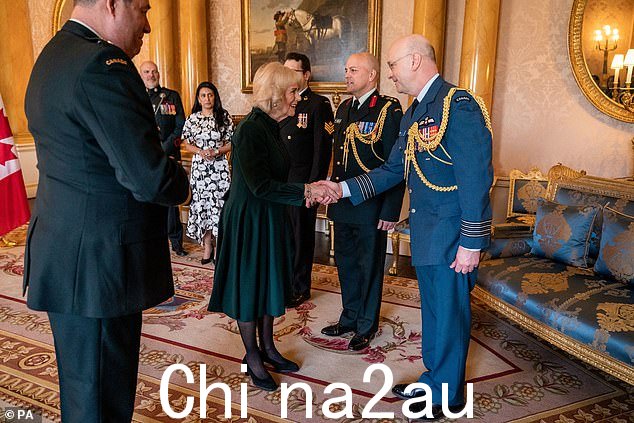 王后在 Bucki 的招待会上会见了来自加拿大军方的客人ngham Palace
