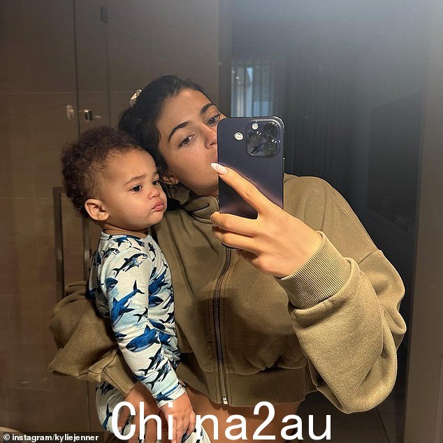 第二个孩子:Kylie 和 Travis 还有一个 11 个月大的儿子,他的名字叫 Aire,星期四满一岁