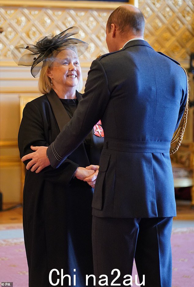 重要的一天:Pauline Quirke 今天在温莎城堡自豪地获得了 MBE,她在那里遇到了威廉王子