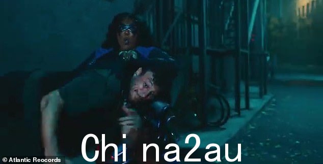 Fighting:'你能想象一个世界/每个人都一样吗? / 你可以取消一个女孩 / '因为她只是想改变'