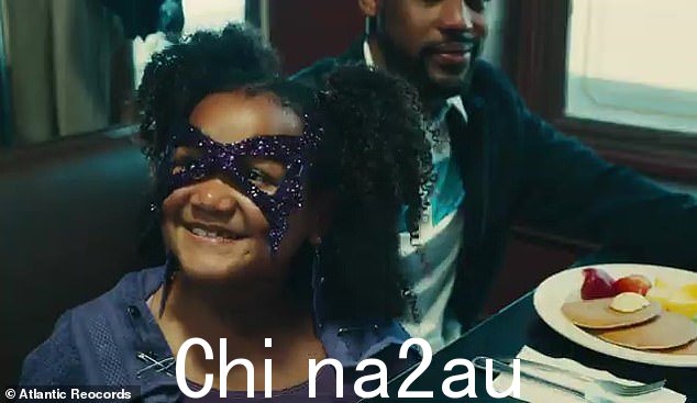 女孩：Lizzo 然后回到 di 工作ner 并看到她救下的小女孩