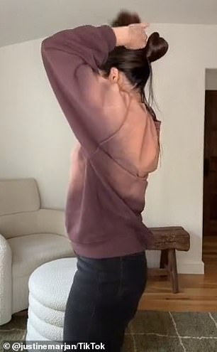 Dueting Bella 的视频,Justine 试图在没有夹子的情况下把头发撩起来